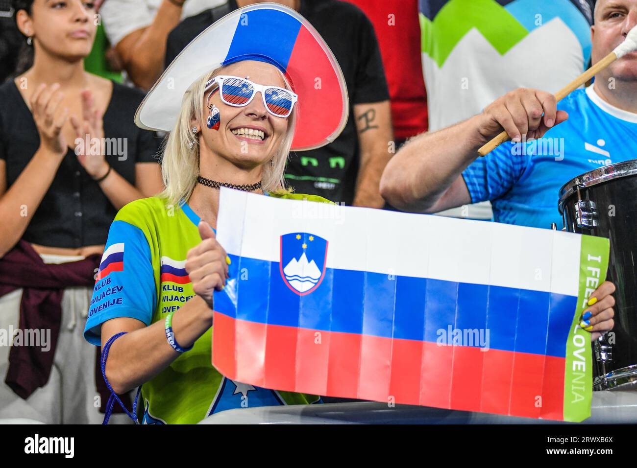 Slowenischer Fan bei der Volleyball-Weltmeisterschaft 2022. Arena Stozice, Ljubljana Stockfoto