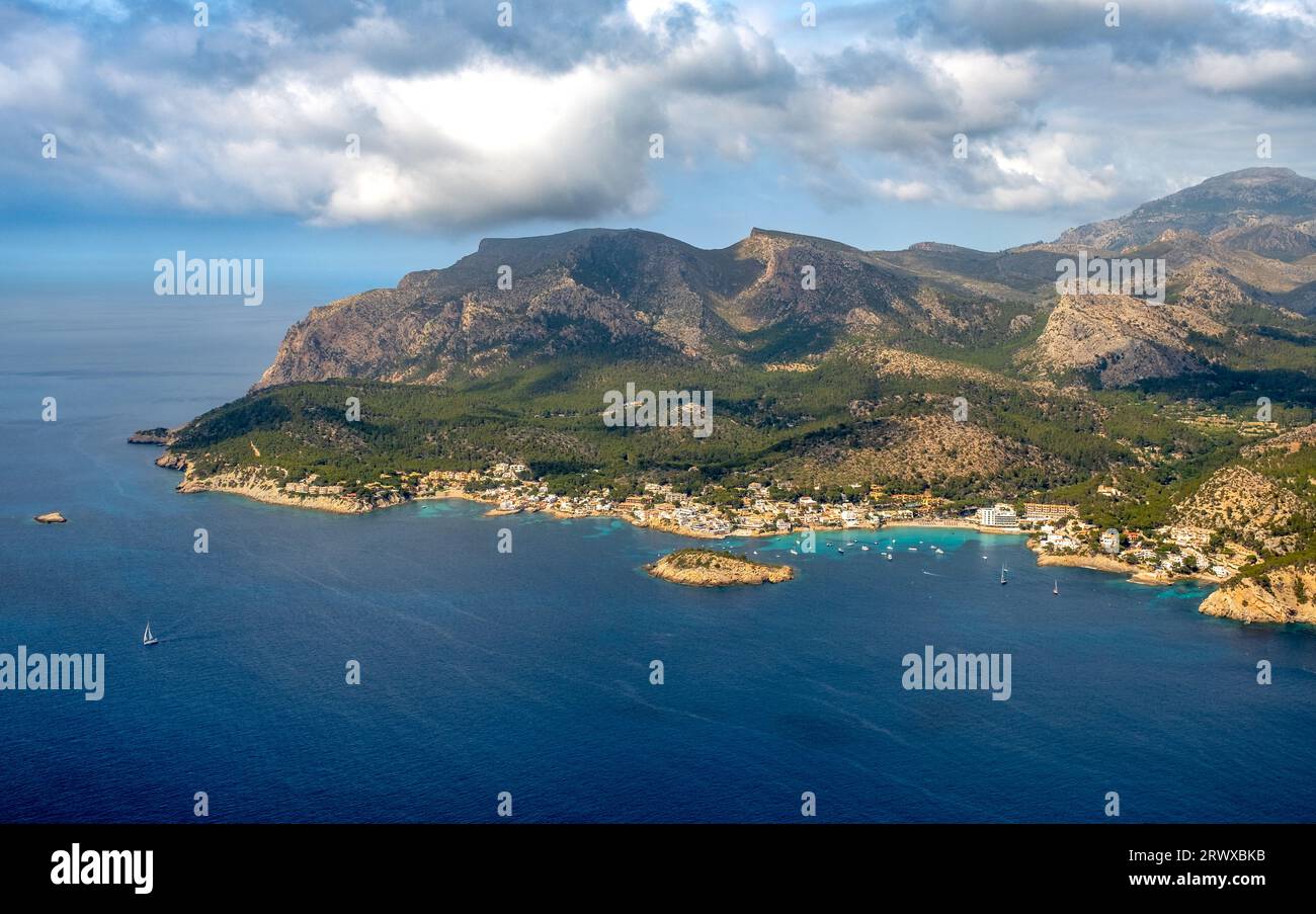 Blick aus der Luft, Platja de Sant Elm Bucht und Strand, La Illa Pantalleu Insel, Serra de Tramuntana Berge, Sant Elm, Andratx, Balearen, Mallorca, Stockfoto