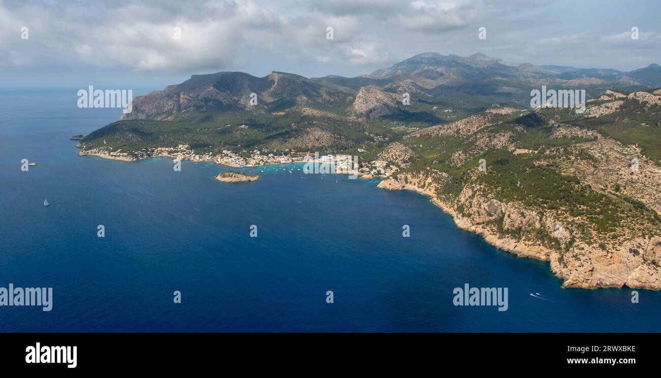 Blick aus der Luft, Platja de Sant Elm Bucht und Strand, La Illa Pantalleu Insel, Serra de Tramuntana Berge, Sant Elm, Andratx, Balearen, Mallorca, Stockfoto