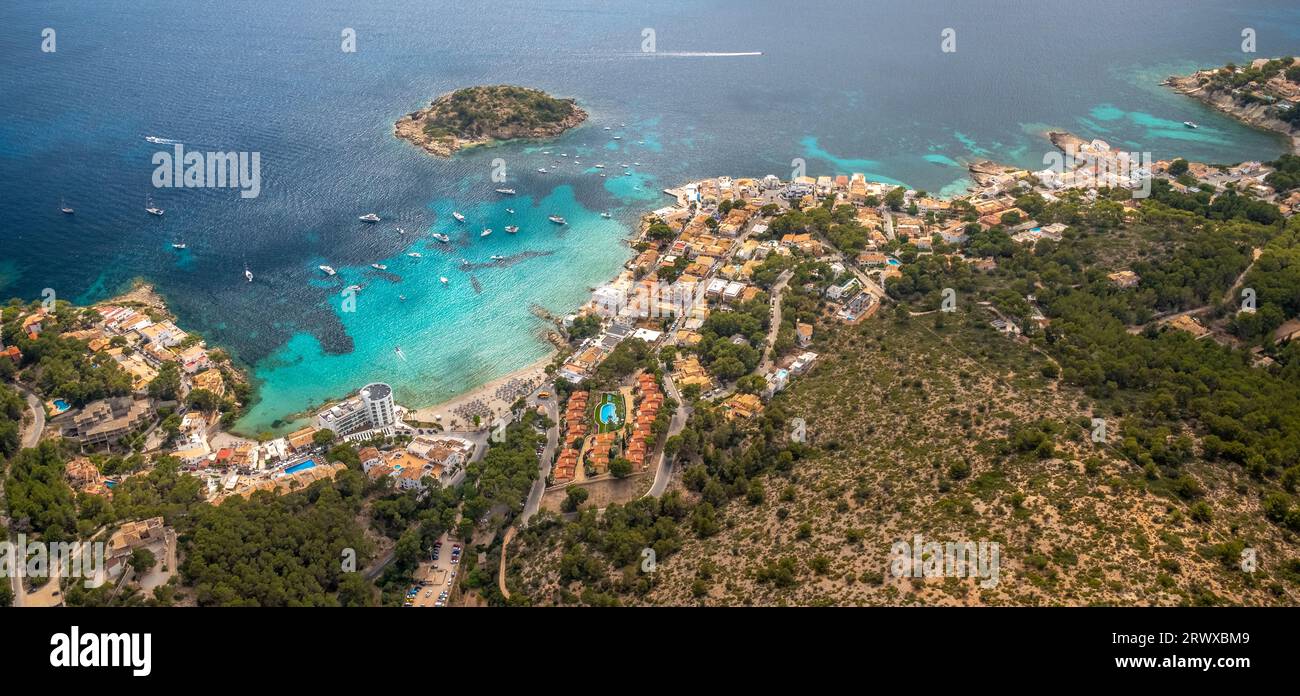 Luftblick, Bucht und Strand Platja de Sant Elm, Insel La Illa Pantalleu, Yachten und Segelboote im Meer, Sant Elm, Andratx, Balearen, Mallorc Stockfoto