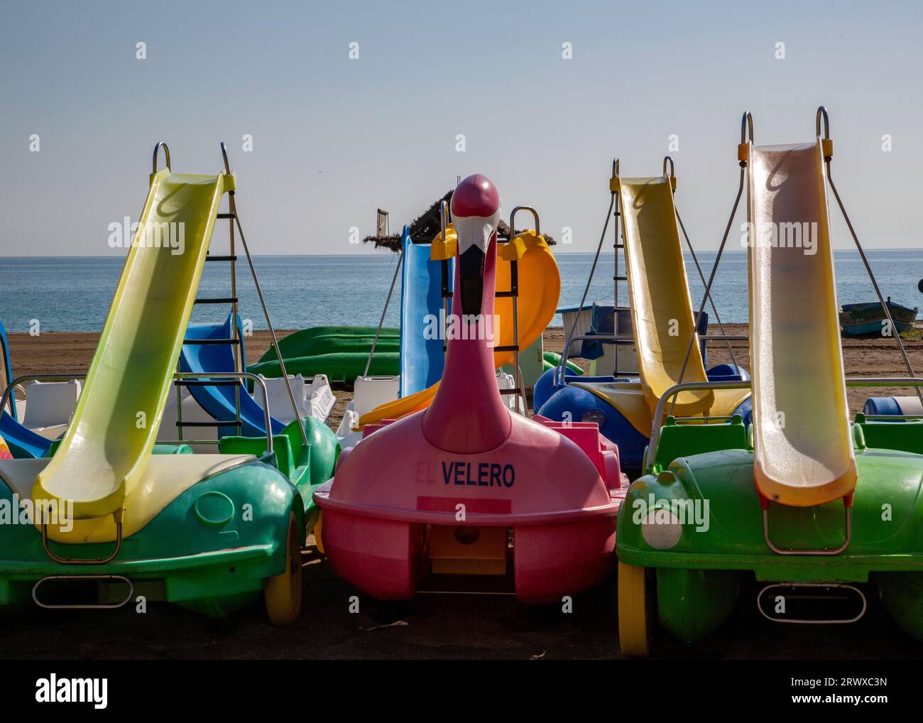 Kinderspielrutschen am Strand von Torremolinos, Andalusien, Spanien Stockfoto