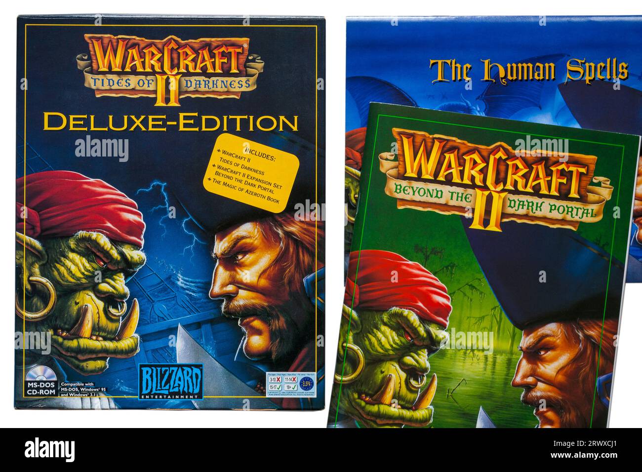 Warcraft II Tides of Darkness Deluxe-Computerspiel mit Warcraft II Beyond the Dark Portal Book & The Human Spells Book auf weißem Hintergrund Stockfoto