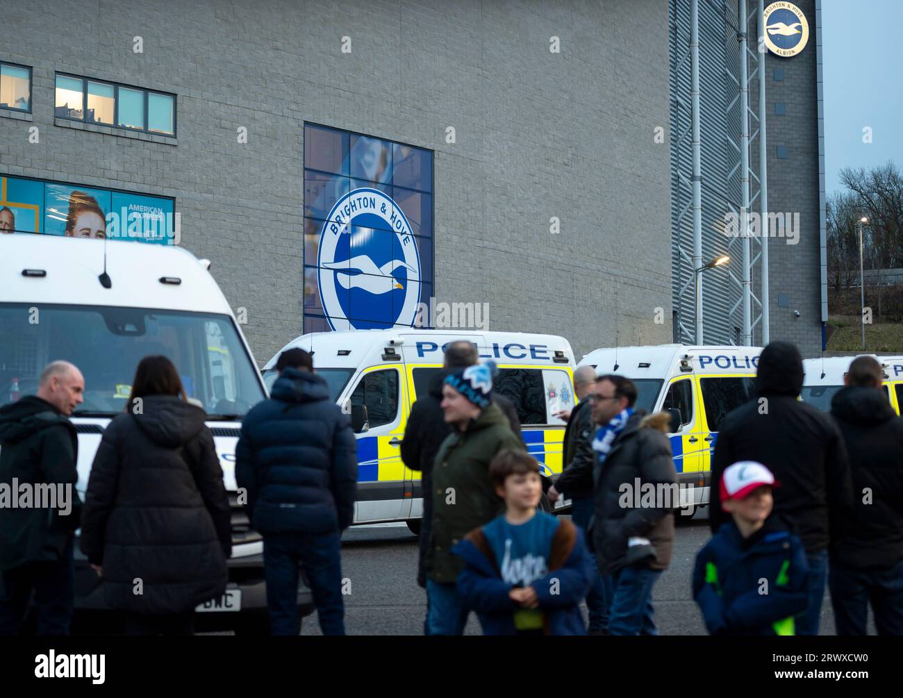 Die Polizei und die Polizeieinheiten waren in Kraft, um die gegnerischen Fans getrennt zu halten, als sie im Amex Stadium vor dem Premier-Fußballliga-Spiel Brighton und Hove Albion und Crystal Palace am 15. März 2023 ankommen Stockfoto