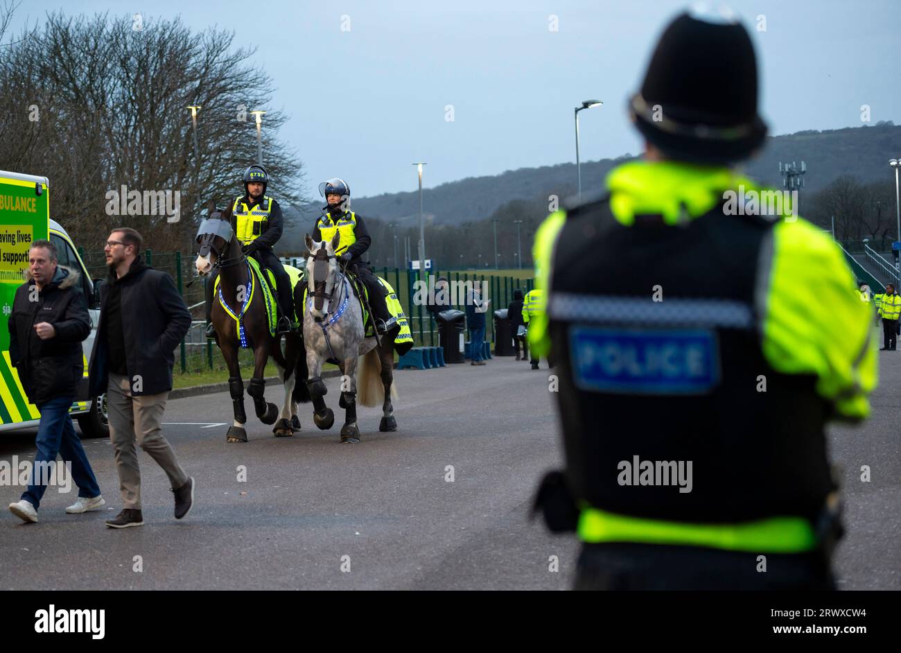 Die Polizei und die Polizeieinheiten waren in Kraft, um die gegnerischen Fans getrennt zu halten, als sie im Amex Stadium vor dem Premier-Fußballliga-Spiel Brighton und Hove Albion und Crystal Palace am 15. März 2023 ankommen Stockfoto