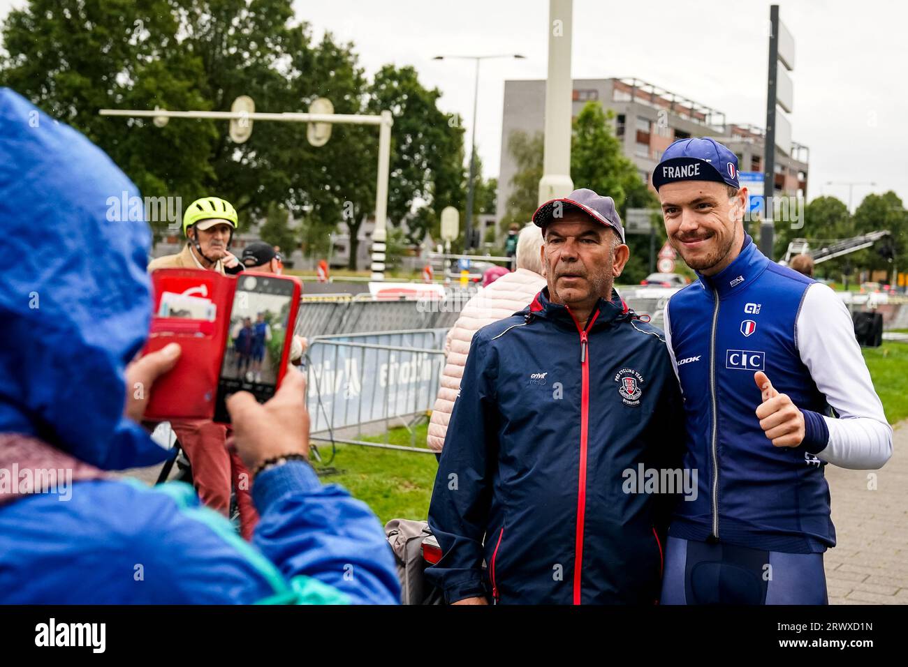 Emmen, Niederlande. September 2023. EMMEN, NIEDERLANDE - 21. SEPTEMBER: Remi Cavagna aus Frankreich posiert für ein Foto mit einem Unterstützer nach dem Sieg in der Elite Mixed Team Staffel der UEC Road Cycling Europameisterschaften 2023 im WILDLANDS Adventure Zoo Emmen am 21. September 2023 in Emmen, Niederlande (Foto: Rene Nijhuis/BSR Agentur) Credit: BSR Agency/Alamy Live News Stockfoto