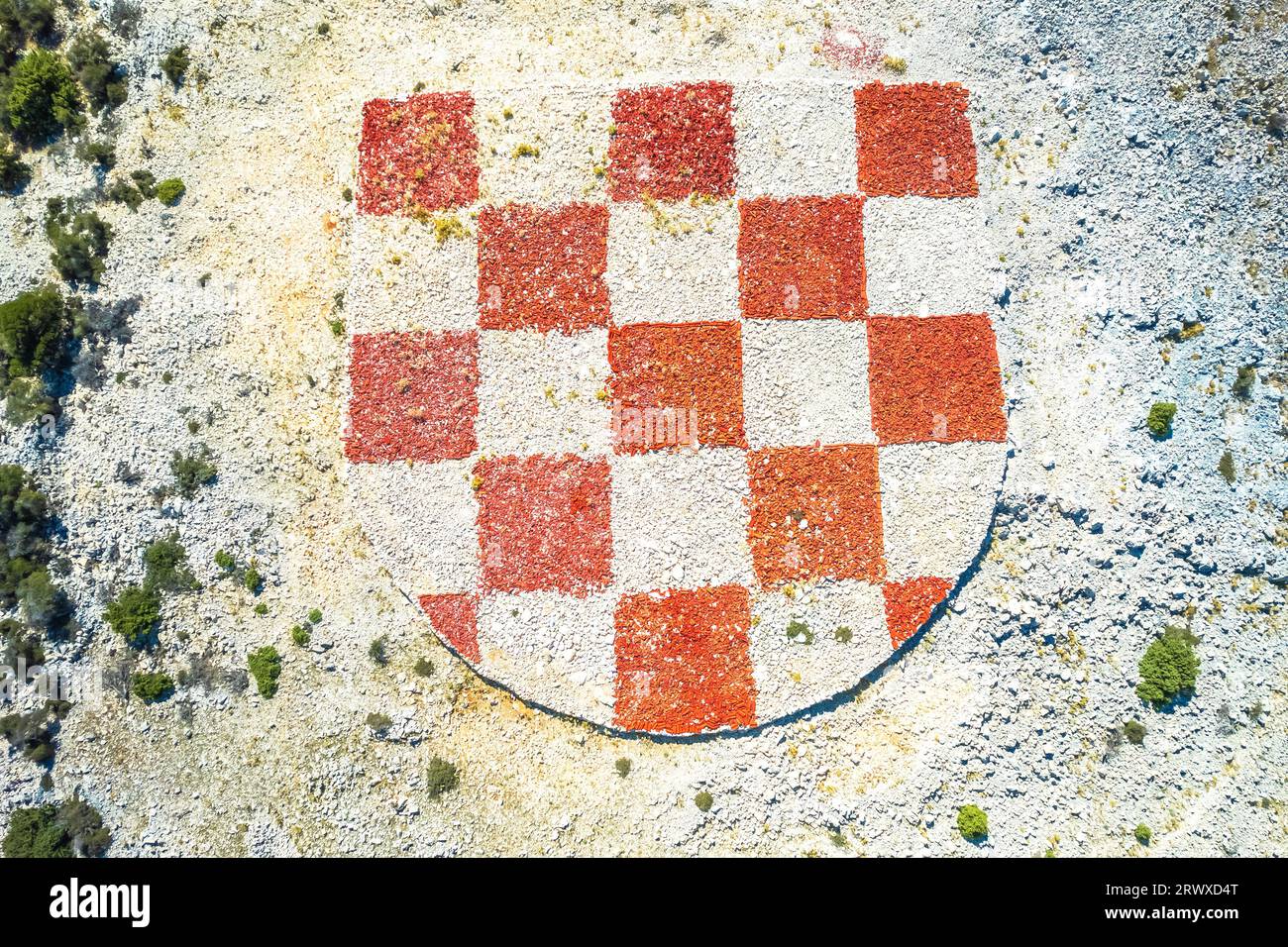 Rab Insel gigantisches Wappen von Kroatien in Steinwüste in der Nähe von Lopar aus der Vogelperspektive, Archipel von Kroatien Stockfoto