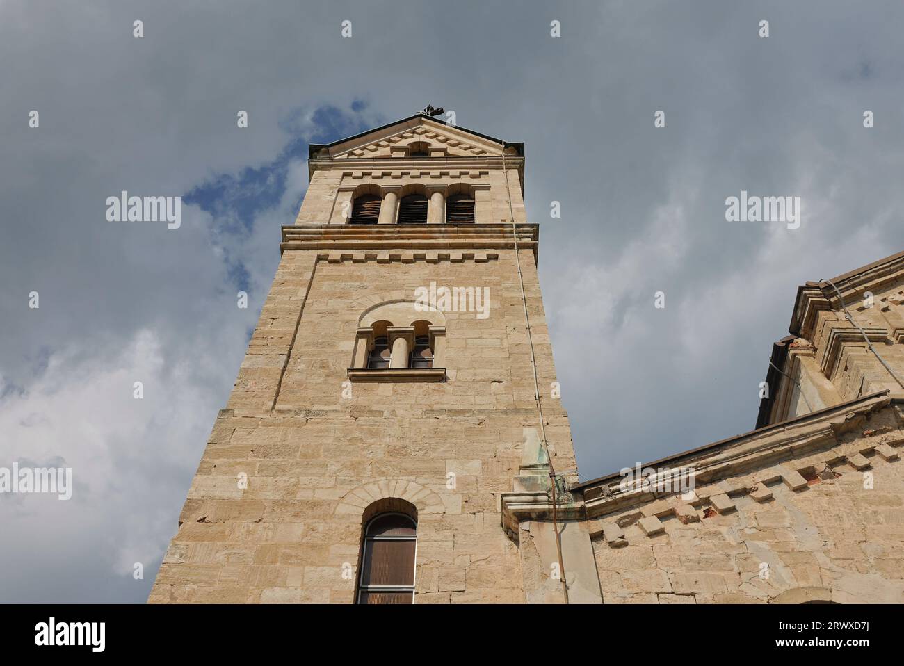 Sammlung evokativer Kirchenbilder, die das reiche architektonische Erbe von Bosnien und Herzegowina zeigen. Stockfoto