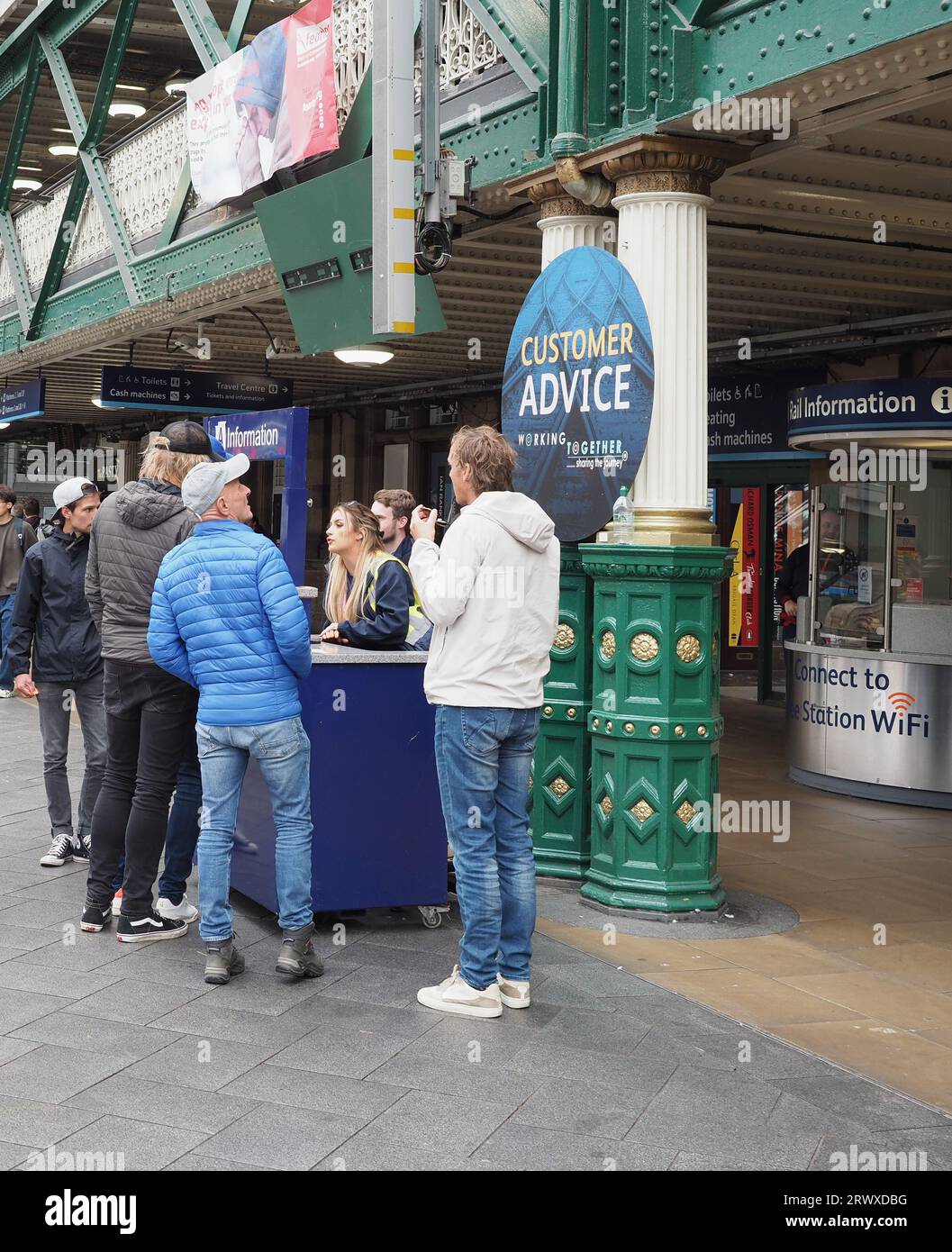 EDINBURGH, Großbritannien - 15. SEPTEMBER 2023: Informationen zur Kundenberatung am Bahnhof Edinburgh Waverly Stockfoto