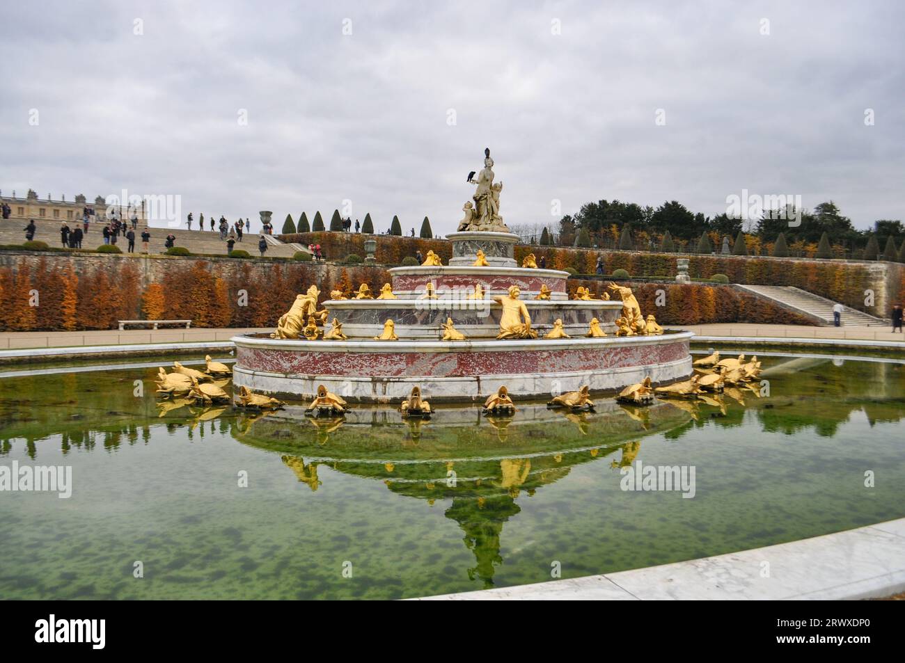 Latona-Brunnen mit Marmor und Blattgold auf dem Gelände des Schlosses von Versailles in Frankreich Stockfoto