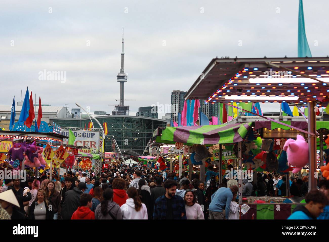 Die Besucher besuchen die Canadian National Exhibition am Exhibition Place in Toronto, Ontario, Kanada am 30. August 2023. Die Canadian National Exhibition findet vom 18. August bis zum 4. September 2023 am Exhibition Place in Toronto statt. Es ist seit 1879 eine Tradition am Ende des Sommers. Stockfoto