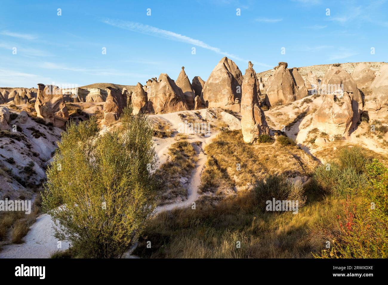 Dies sind die bizarren Felsen des Imagination Valley in Kappadokien vor Sonnenuntergang. Stockfoto