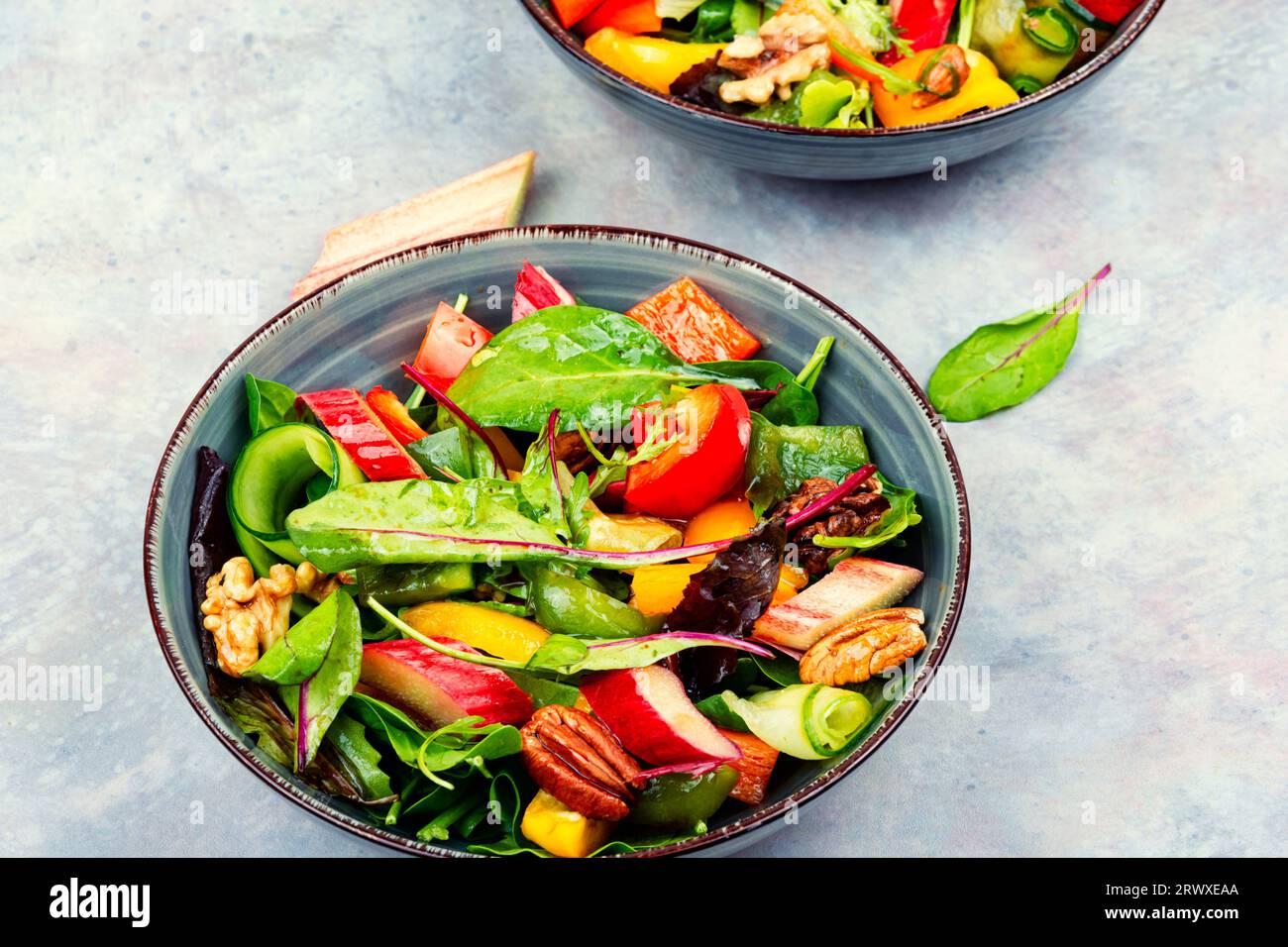 Leichter Salat mit Rhabarber, Paprika und Gemüse. Konzept für leckere und gesunde Speisen Stockfoto