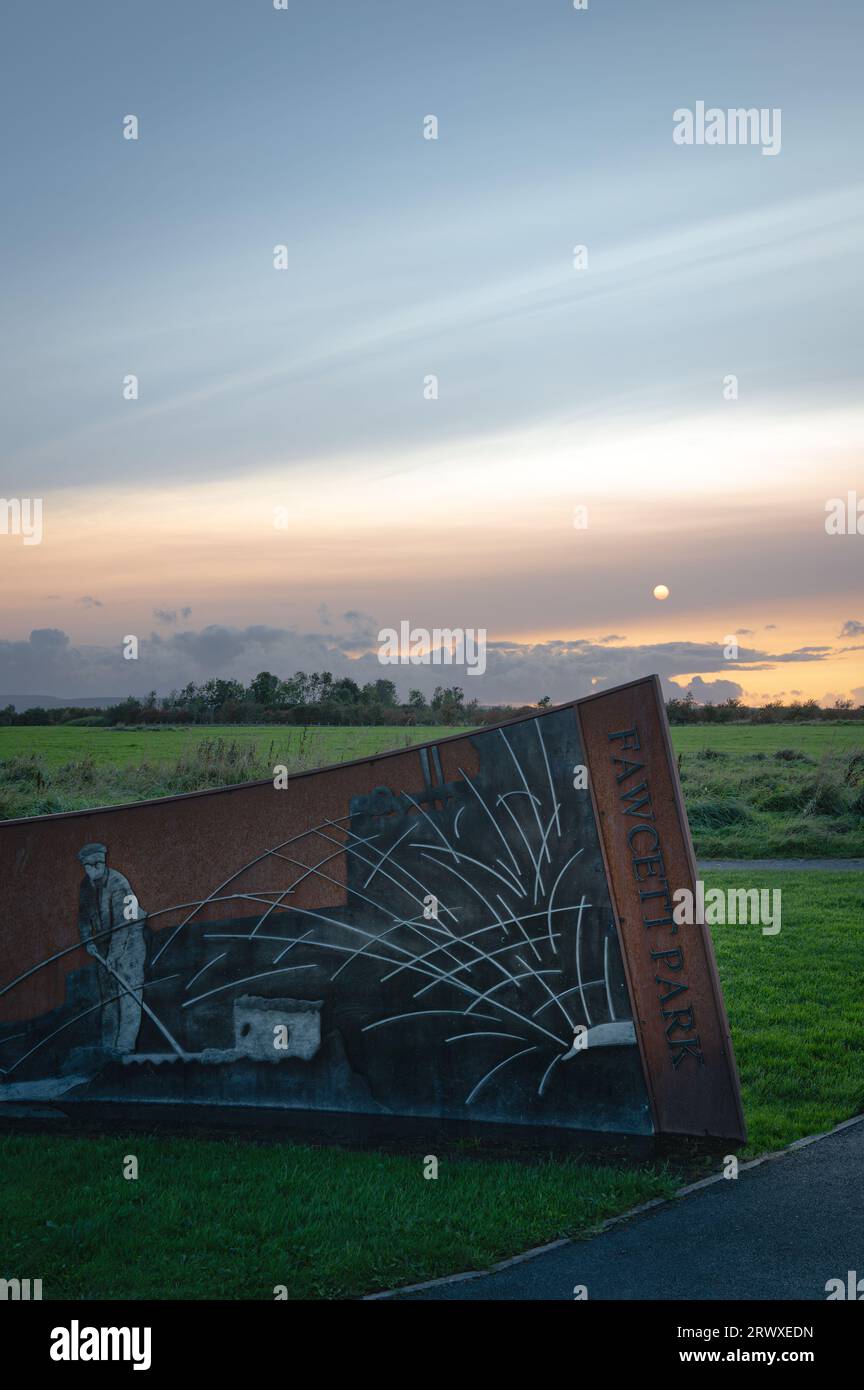 Sonnenuntergang vom Rand von Consett, County Durham. Fawcett Park, Consett. Stahlskulptur. Stahlwerk. Tradition. Stockfoto