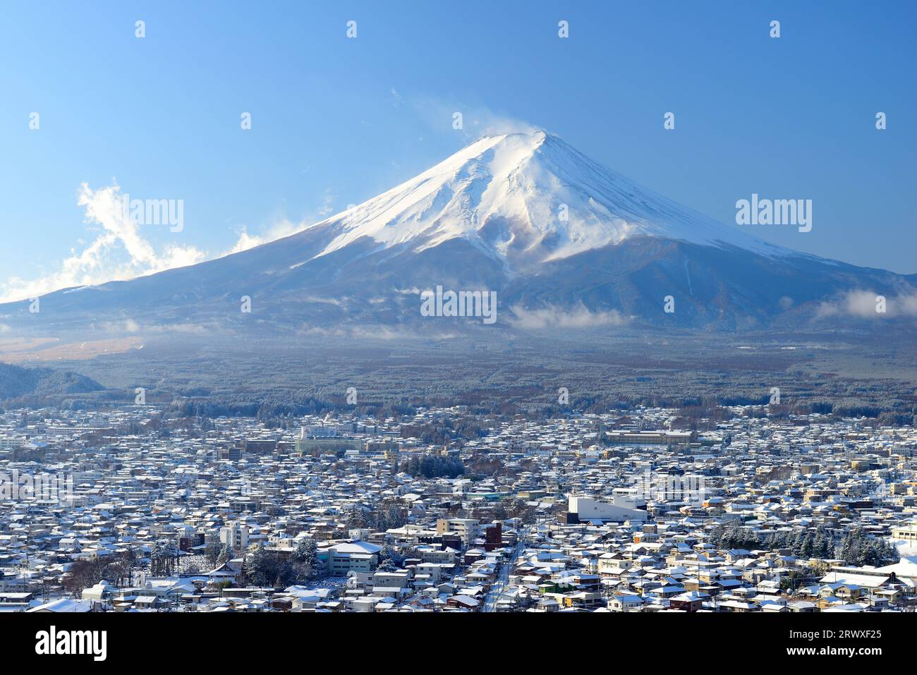Blick auf Fuji und Schnee vom Niikurayama Sengen Park Stockfoto