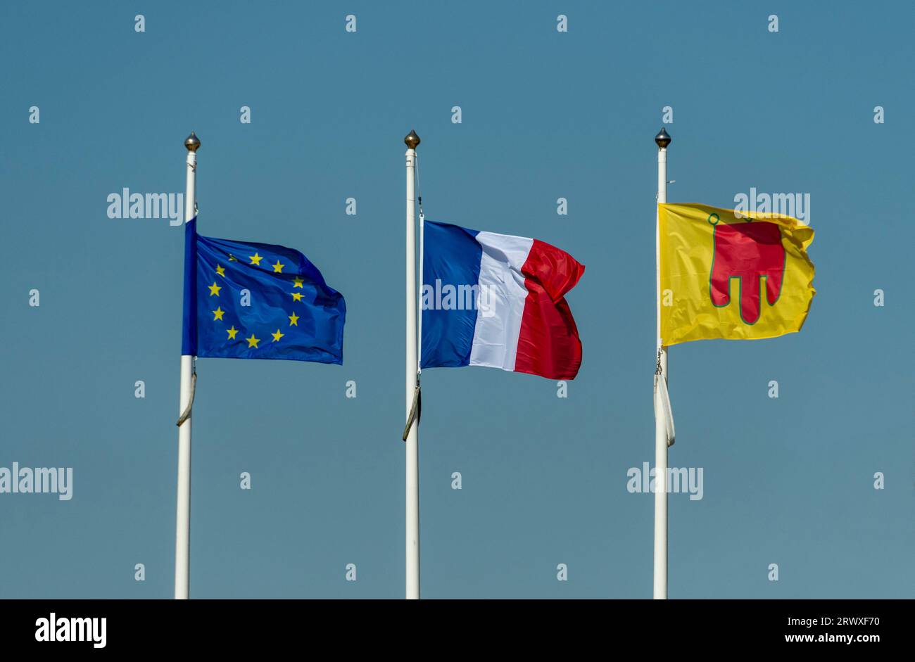 Europäische Flagge, französische Flagge und Flagge der Auvergne Stockfoto