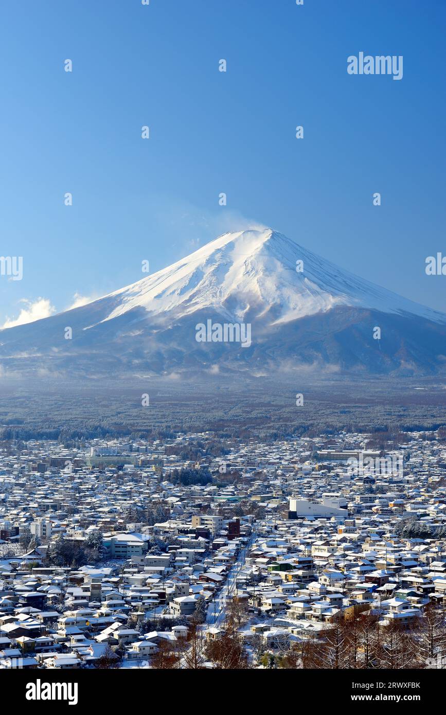 Mt. Blick auf Fuji und Schnee vom Niikurayama Sengen Park, Yamanashi Stockfoto