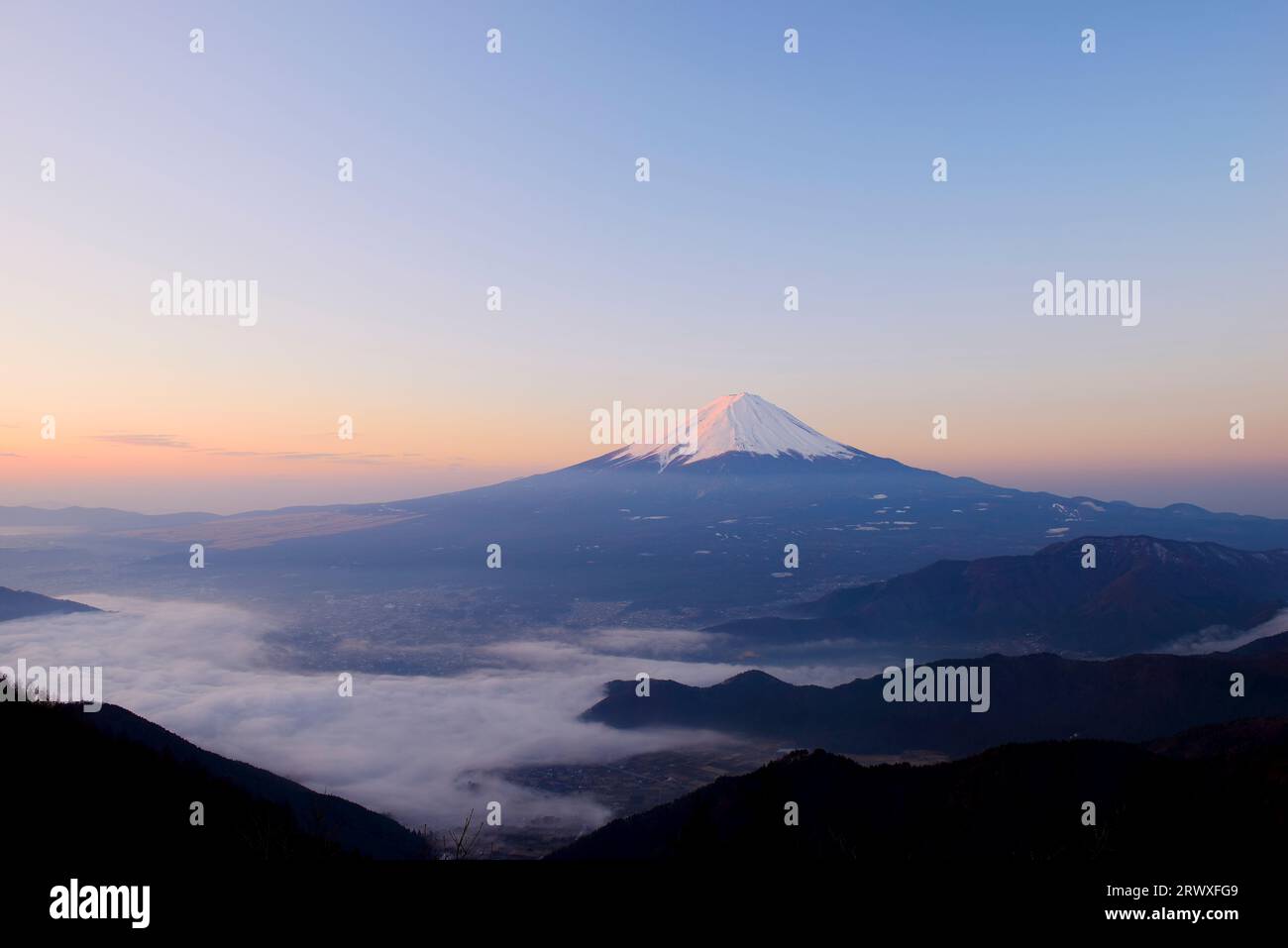 Mt. Fuji und Wolkenmeer bei Tagesanbruch in der Präfektur Yamanashi vom Shindo Pass Stockfoto