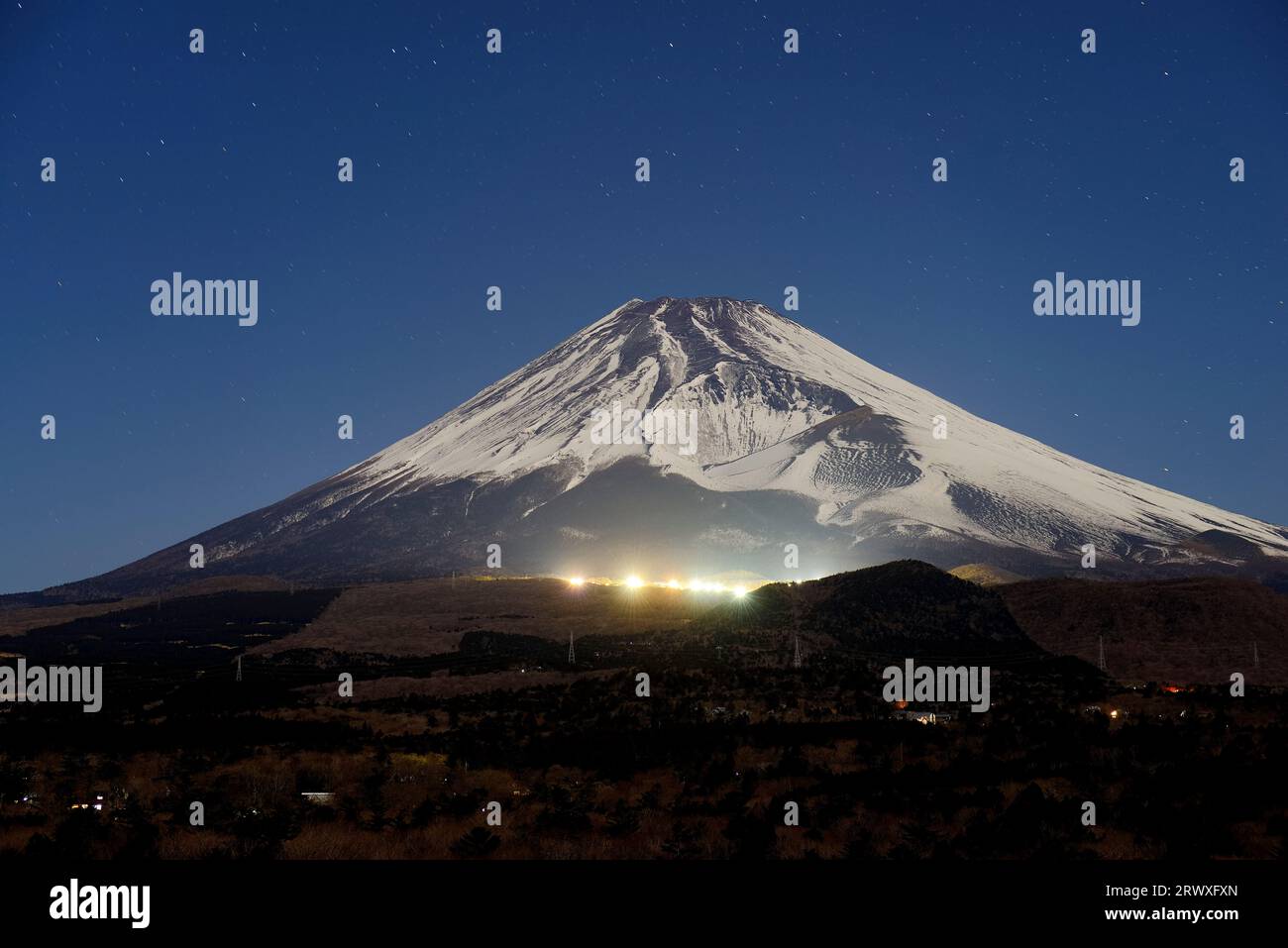 Präfektur Shizuoka Mt. Fuji bei Nacht mit glühenden Skipisten Stockfoto