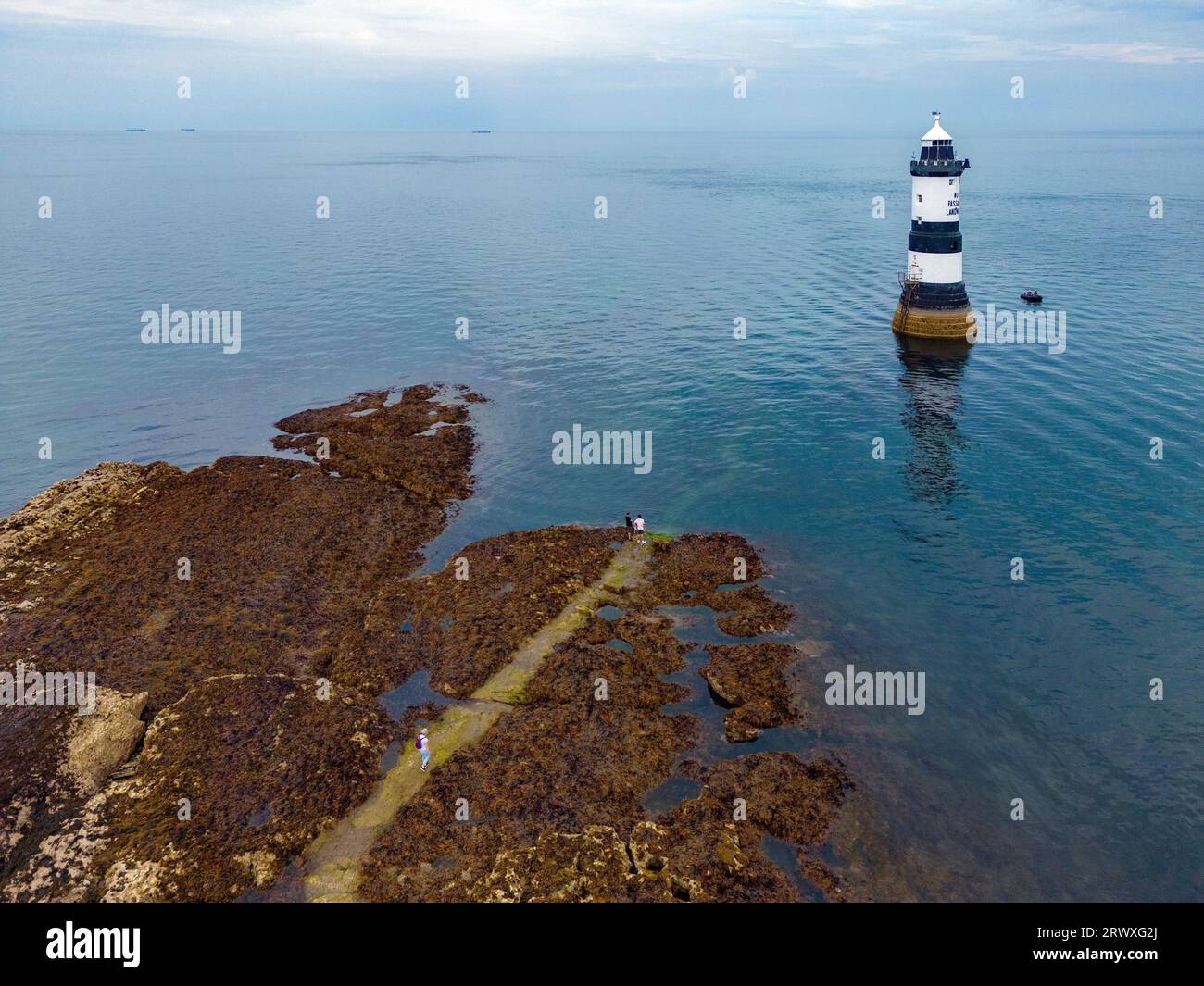 Luftaufnahme des Penmon Lighthouse auf der Insel Anglesey in Nordwales, Vereinigtes Königreich. Stockfoto Luftaufnahme des Penmon Lighthouse auf der Insel Anglesey in Nordwales, Vereinigtes Königreich. Stockfoto