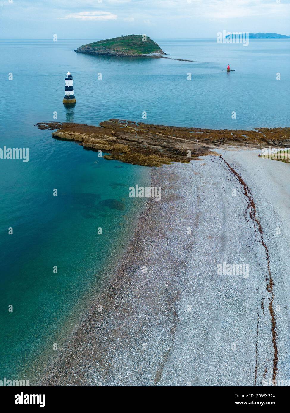 Luftaufnahme von Penmon Lighthouse und Puffin Island auf der Insel Anglesey in Nordwales, Vereinigtes Königreich. Stockfoto Luftaufnahme von Penmon Lighthouse und Puffin Island auf der Insel Anglesey in Nordwales, Vereinigtes Königreich. Stockfoto