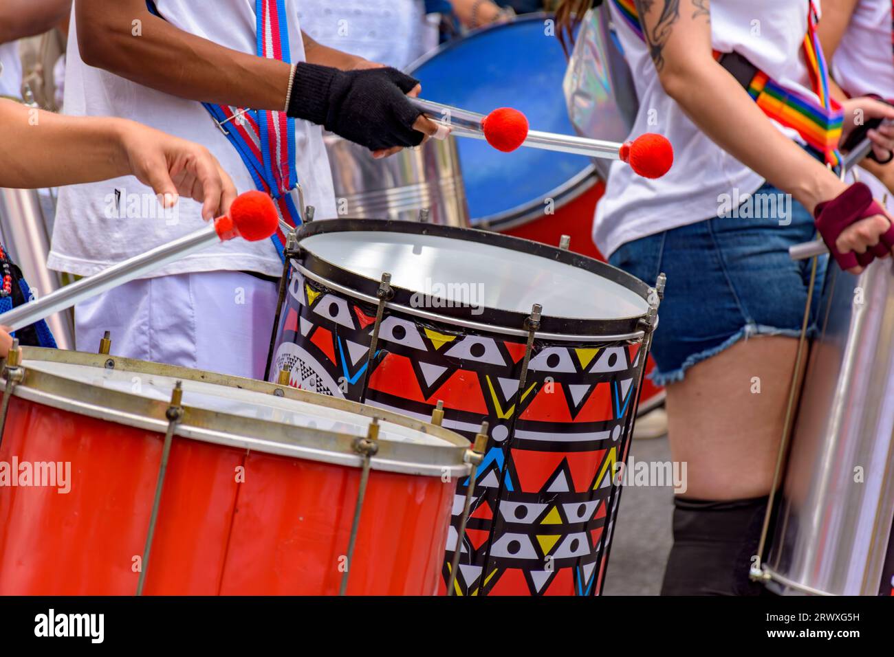 Samba und Karneval in den Straßen Brasiliens mit Menschen und ihren Musikinstrumenten Stockfoto