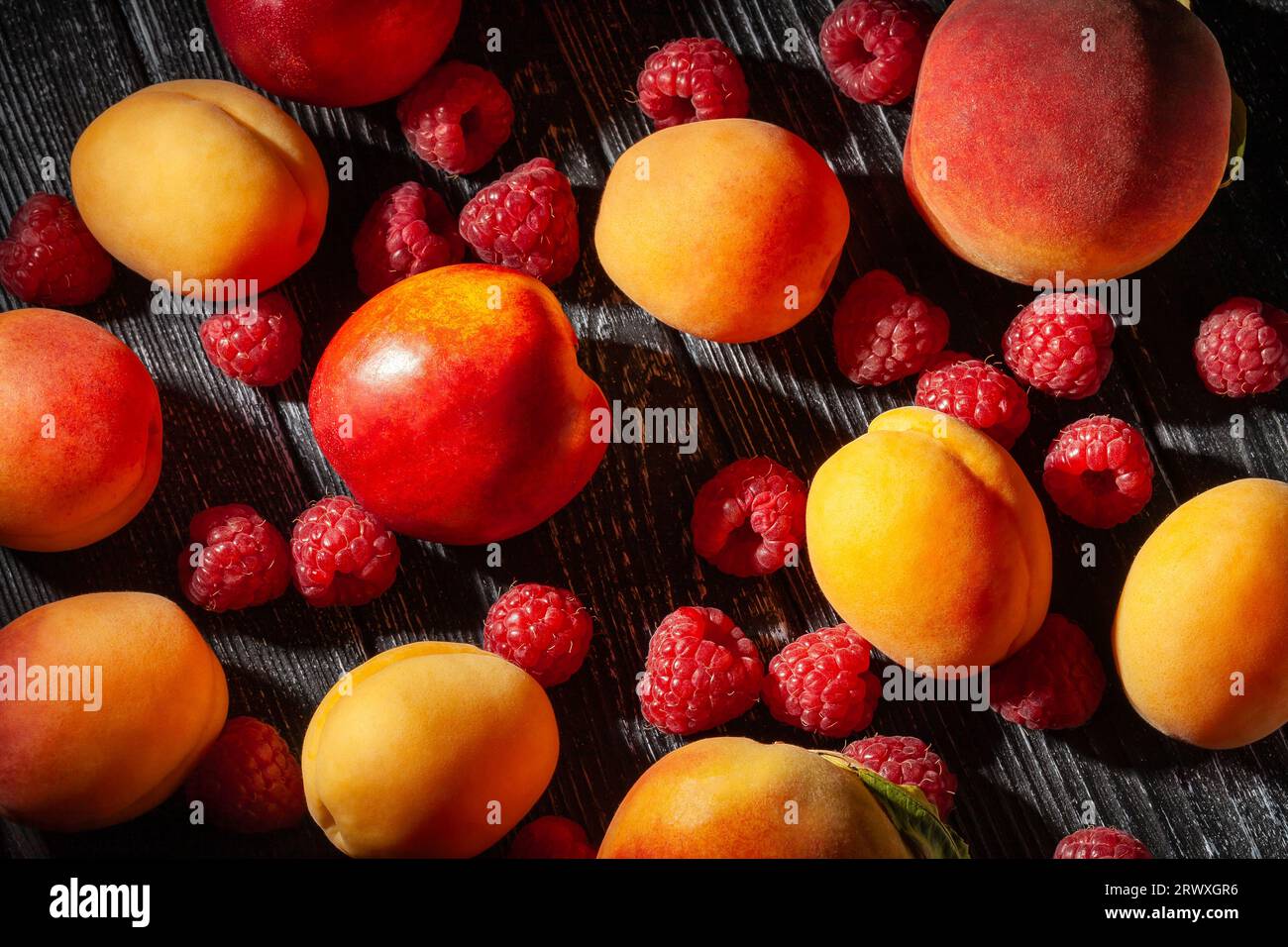 Sommerfrüchte mischen sich auf Holzgrund Stockfoto