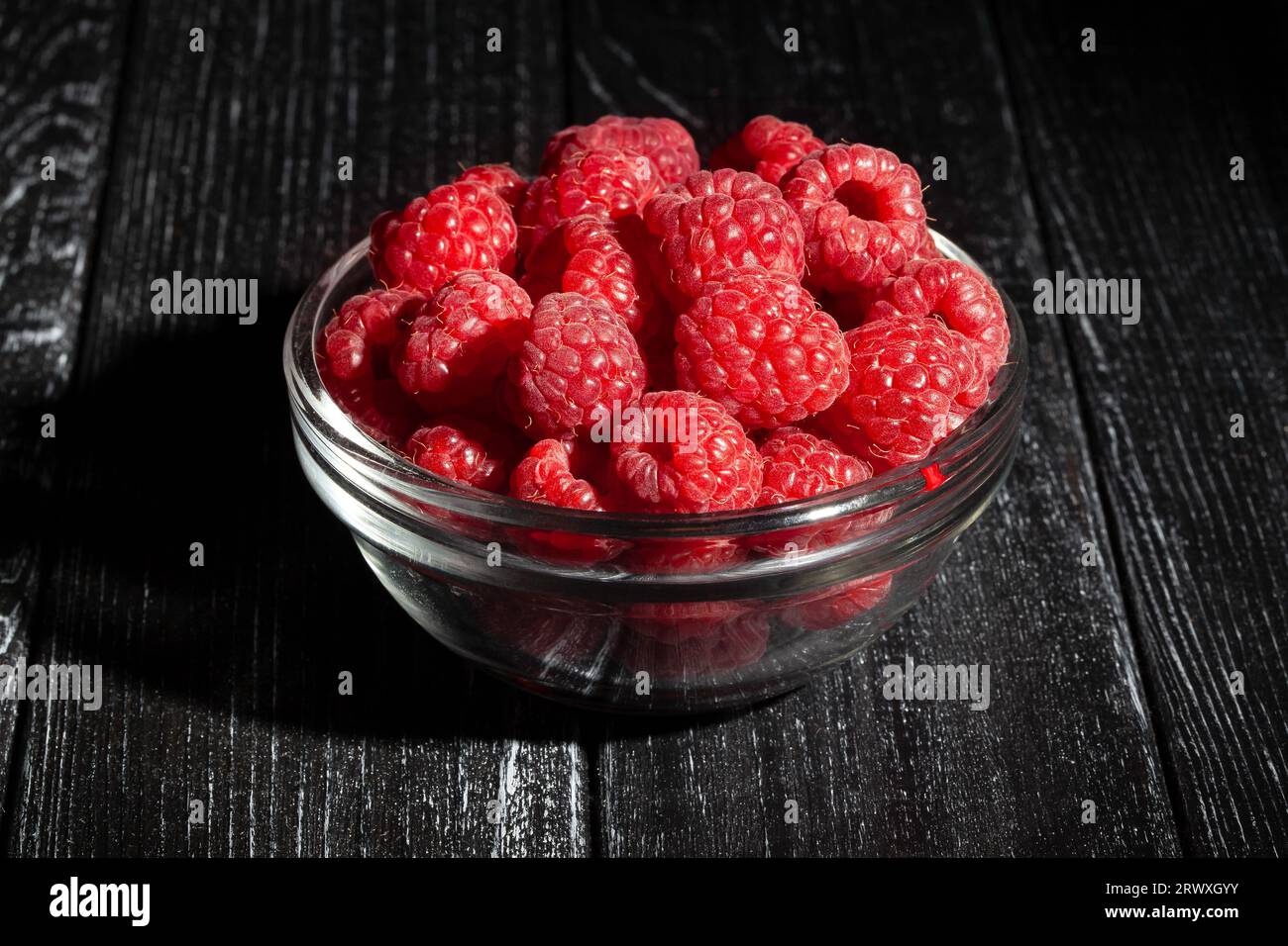 himbeer-Schale auf Holzhintergrund Stockfoto