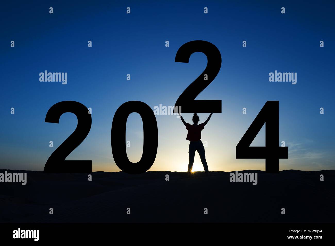 2024, Silhouette einer Frau, die im Sonnenaufgang steht, Grußkarte für das neue Jahr Stockfoto