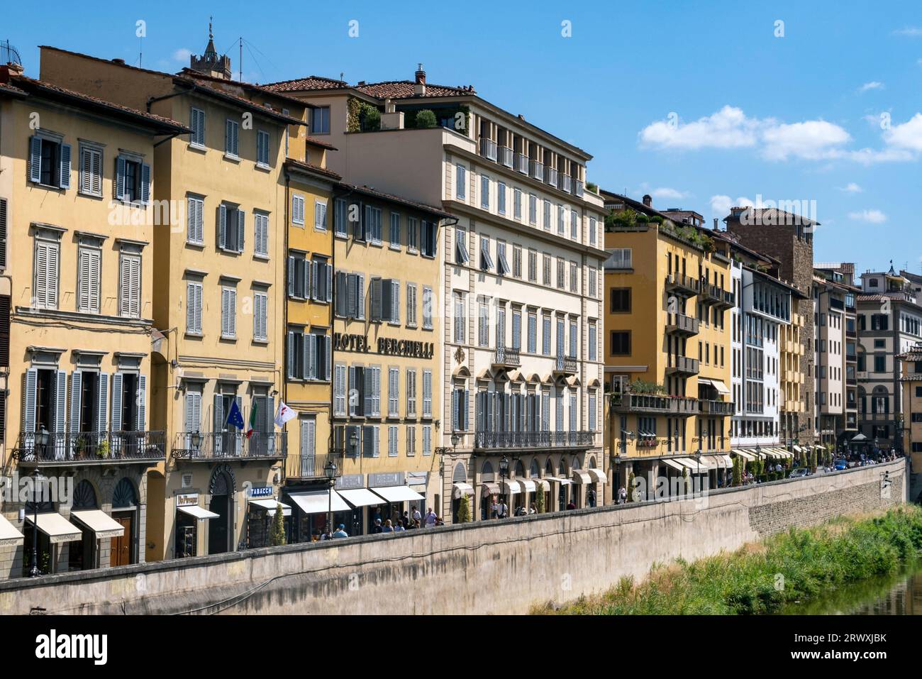 Gebäudereihe entlang des Arno River, Florenz, Italien Stockfoto