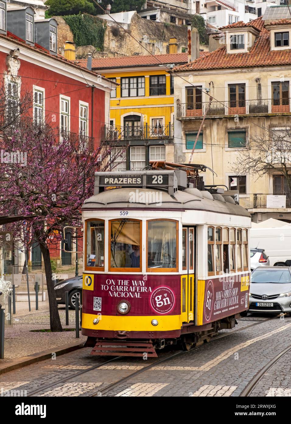 Lissabon Tram 28 in Portas do Sol, Portugal Stockfoto