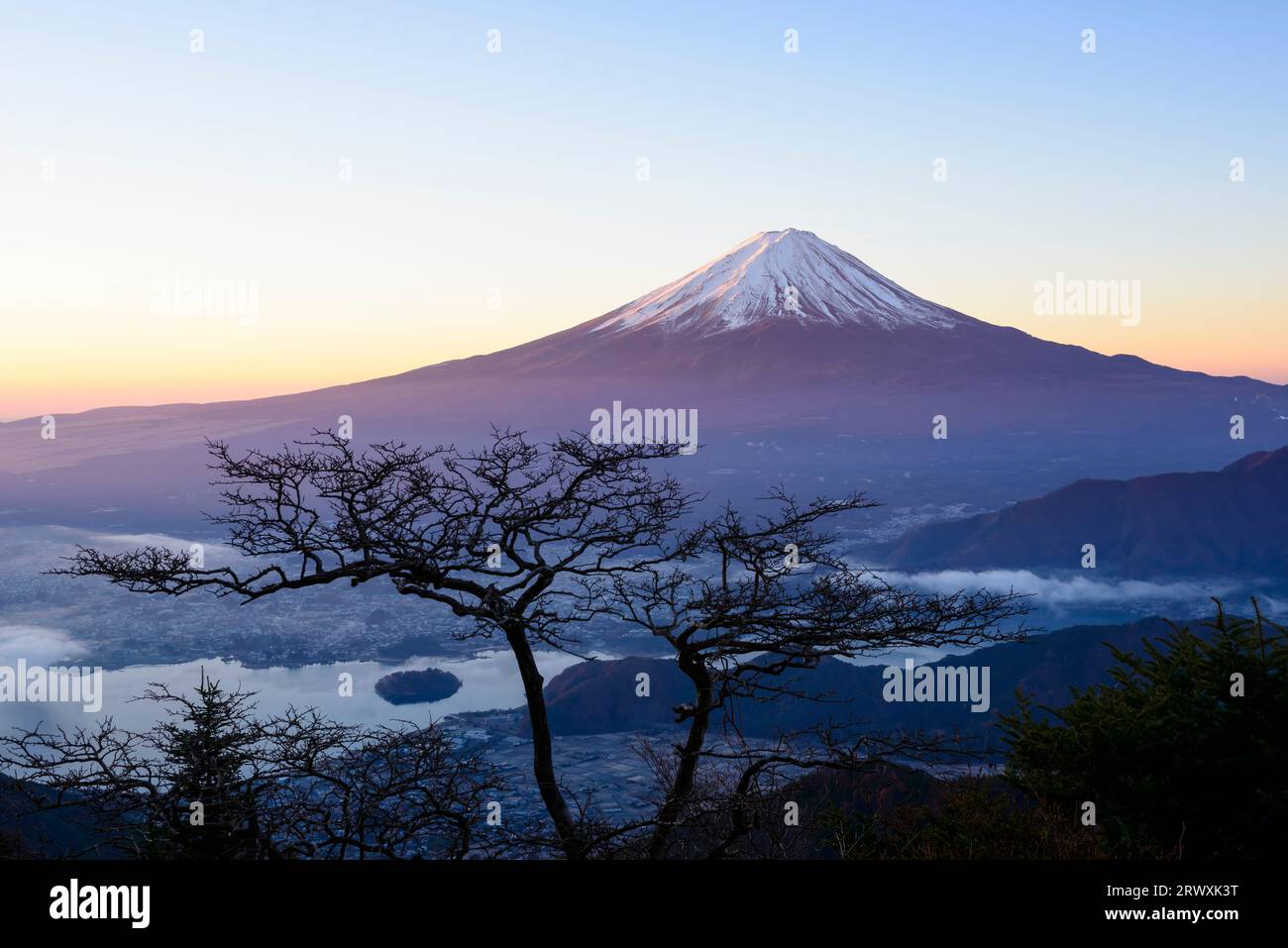 Yamanashi Mt. Fuji bei Sonnenaufgang vom Shindo Pass Stockfoto