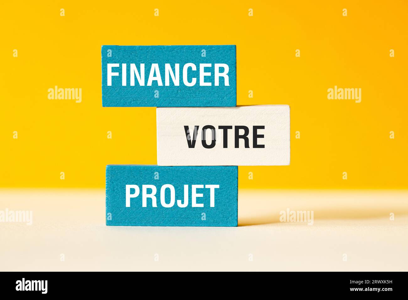 Finanzierer Wählerprojekt - Finanzieren Sie Ihr Projekt - Wortkonzept auf Bausteinen, Text Stockfoto