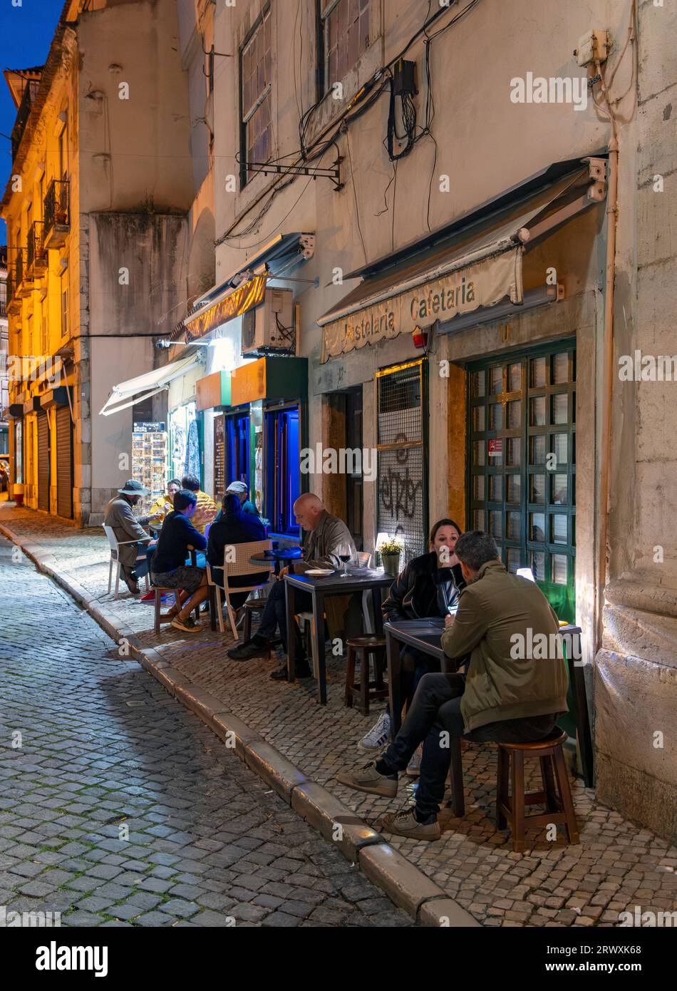 Restaurant im Freien in Alfama bei Nacht, Lissabon, Portugal Stockfoto