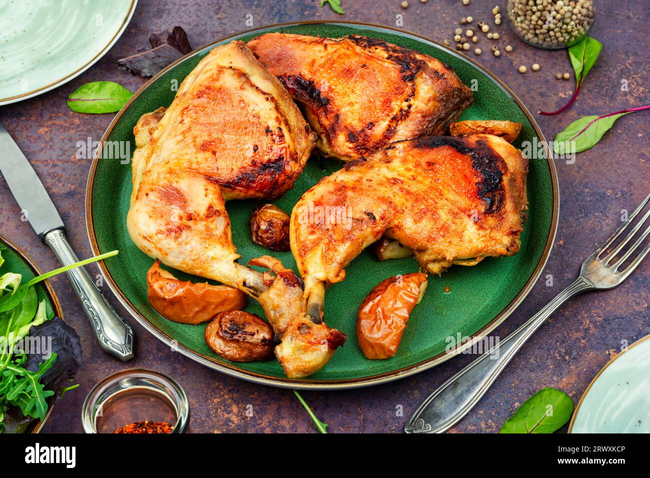 Scharfe Grillhähnchenschenkel. Gebratene Hühnerschenkel. Hausgemachtes Essen Stockfoto