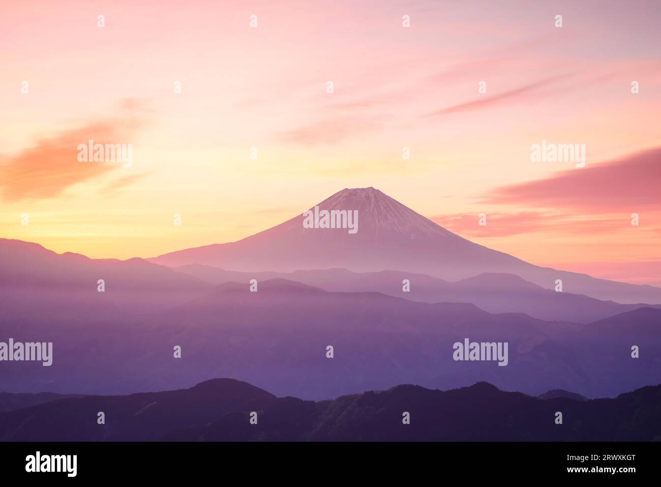 Yamanashi Mt. Fuji über die Bergkette und den Morgenschein Stockfoto