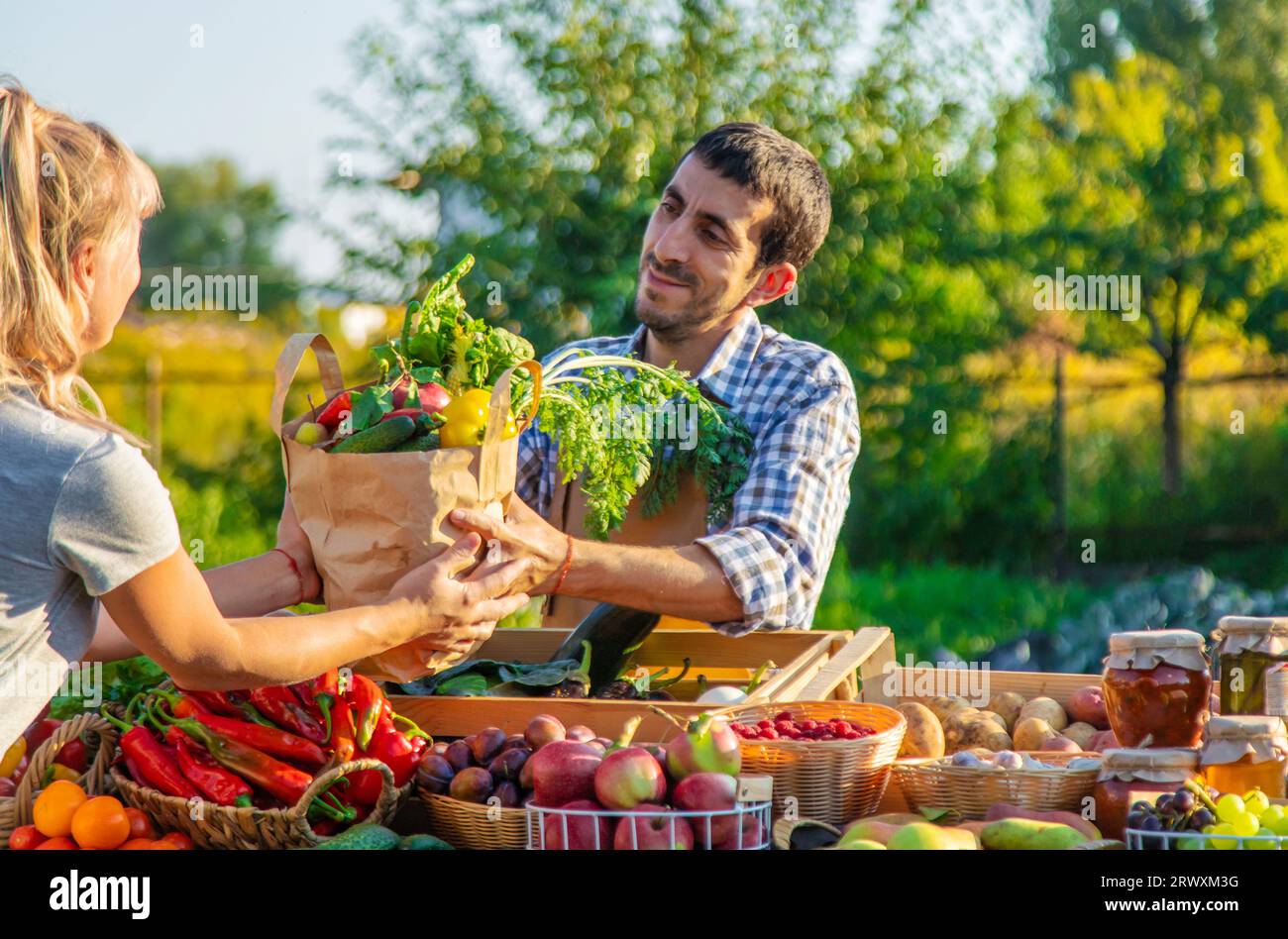 Mann und Frau auf einem Bauernmarkt. Selektiver Fokus. Essen. Stockfoto