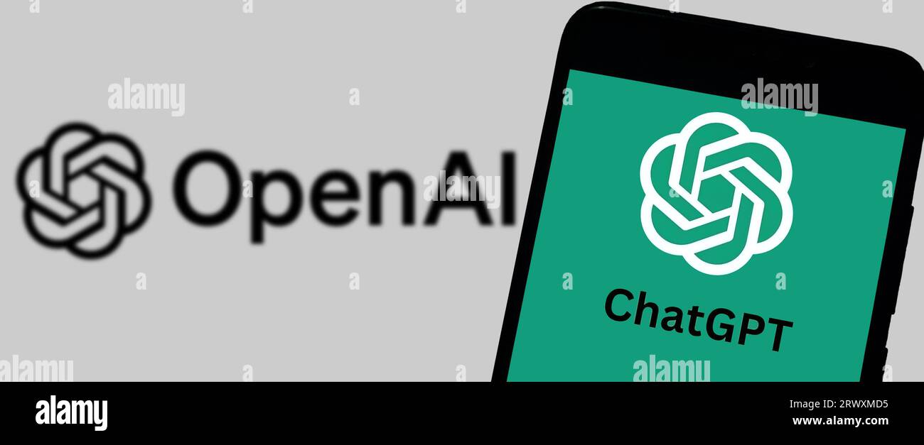 Buenos Aires, Argentinien; 08-31-2023: Logo von Chat GPT auf Smartphone-Bildschirm und Open AI im Hintergrund. Stockfoto