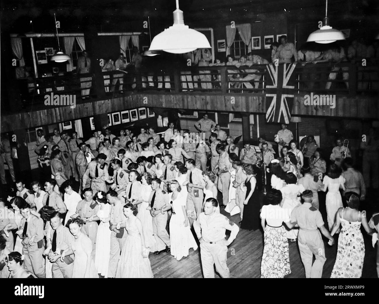 North Carolina: The Service Club Dance. Seltenes Foto: Aus einer Sammlung eines unbekannten britischen Soldaten über die No. 1 Composite Demonstration, AA Battery, Tour durch die USA, vom 11. Juli 1943. Dies ist eines von mehr als hundert Bildern in der Sammlung, die im Durchschnitt etwa 4 x 3 Zoll groß waren. Stockfoto