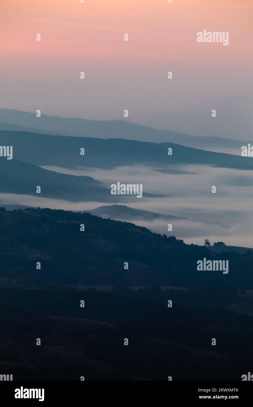 Eine fantastische Aussicht mit viel Nebel in der Ferne. Bulgarien. Stockfoto