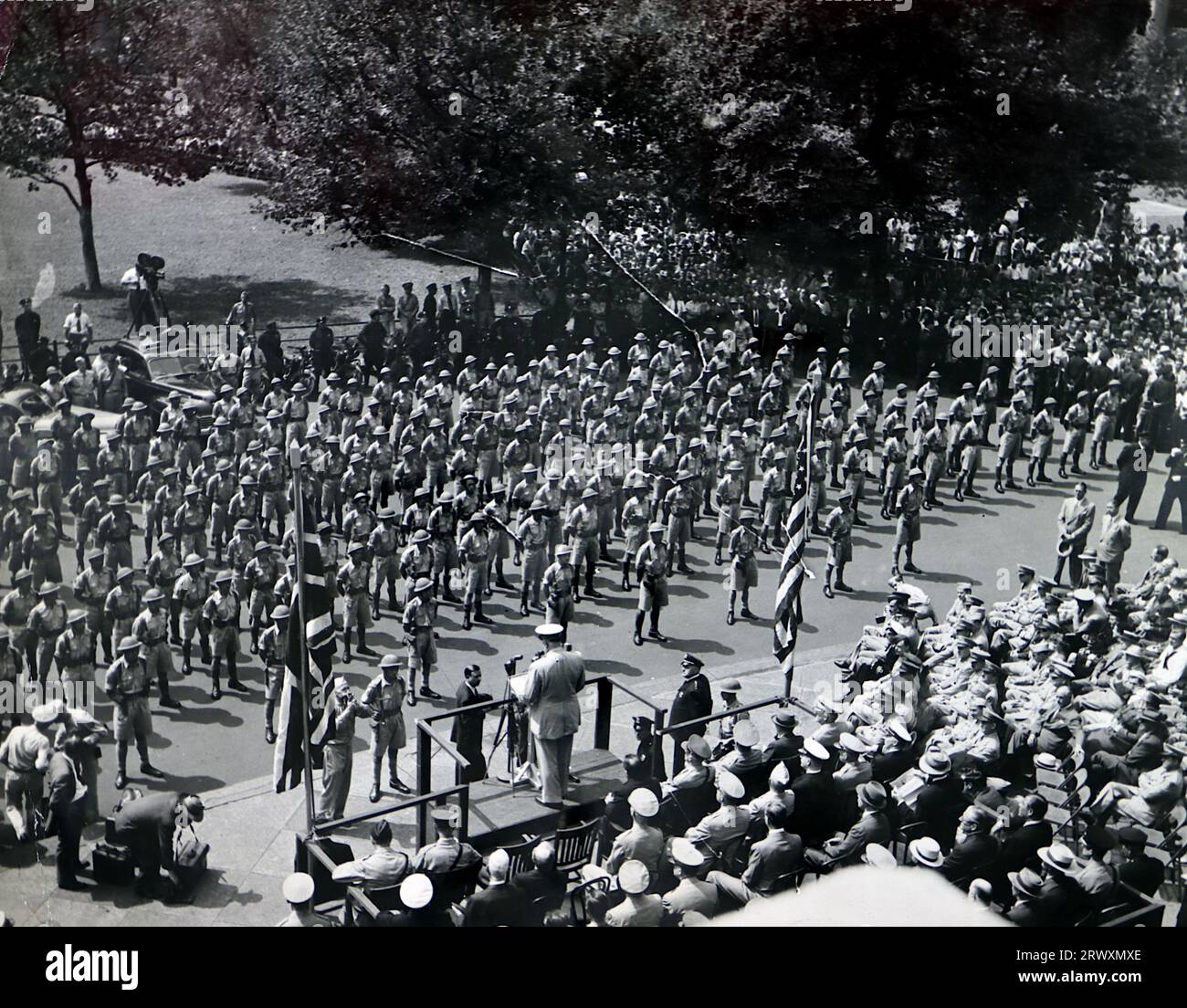 Auf der Parade vor dem Rathaus in New York. Seltenes Foto: Aus einer Sammlung eines unbekannten britischen Soldaten über die No. 1 Composite Demonstration, AA Battery, Tour durch die USA, vom 11. Juli 1943. Dies ist eines von mehr als hundert Bildern in der Sammlung, die im Durchschnitt etwa 4 x 3 Zoll groß waren. Stockfoto
