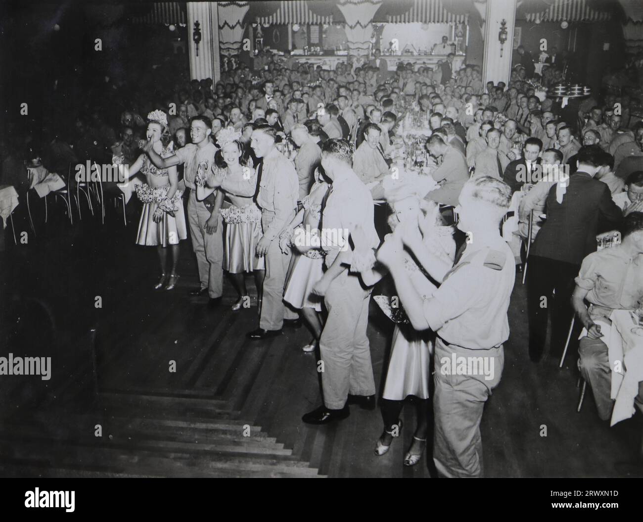 Lambeth Walk im Billy Rosie's Diamond Horseshoe Nightclub in New York. Seltenes Foto: Aus einer Sammlung eines unbekannten britischen Soldaten über die No. 1 Composite Demonstration, AA Battery, Tour durch die USA, vom 11. Juli 1943. Dies ist eines von mehr als hundert Bildern in der Sammlung, die im Durchschnitt etwa 4 x 3 Zoll groß waren. Stockfoto