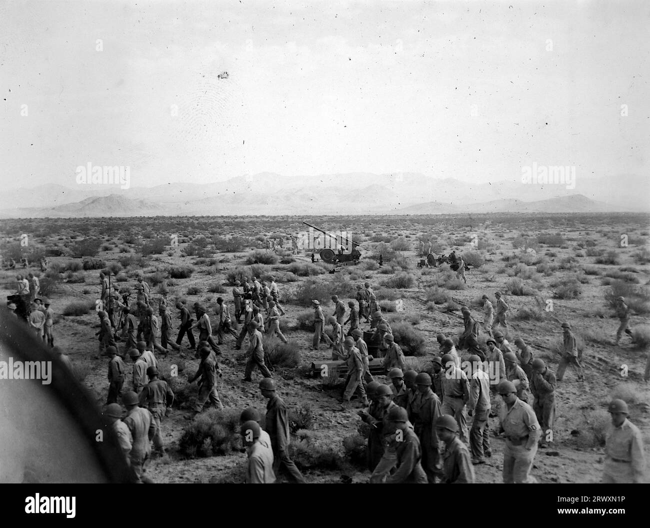 Eine weitere Demonstration wurde beendet, Texas (Waffenvorführung, Aftermath). Seltenes Foto: Aus einer Sammlung eines unbekannten britischen Soldaten über die No. 1 Composite Demonstration, AA Battery, Tour durch die USA, vom 11. Juli 1943. Dies ist eines von mehr als hundert Bildern in der Sammlung, die im Durchschnitt etwa 4 x 3 Zoll groß waren. Stockfoto