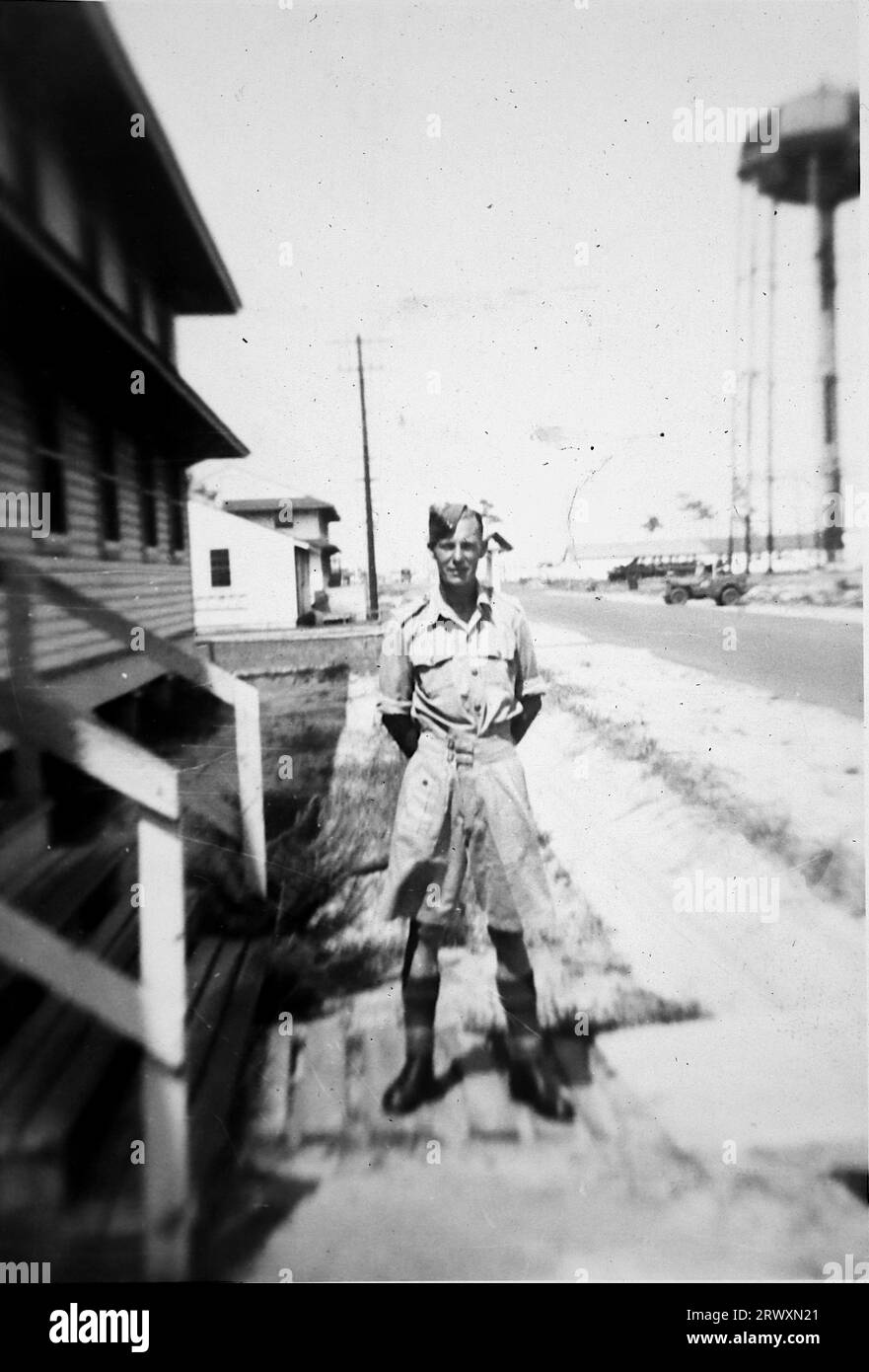 Ein Soldat in Wüstenausrüstung im Camp Davis. Seltenes Foto: Aus einer Sammlung eines unbekannten britischen Soldaten über die No. 1 Composite Demonstration, AA Battery, Tour durch die USA, vom 11. Juli 1943. Dies ist eines von mehr als hundert Bildern in der Sammlung, die im Durchschnitt etwa 4 x 3 Zoll groß waren. Stockfoto