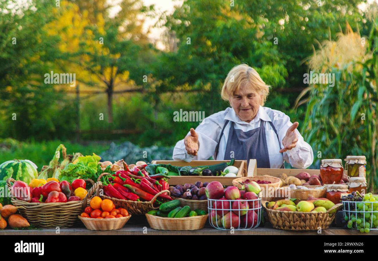Die alte Bäuerin verkauft Gemüse und Obst auf dem Bauernmarkt. Selektiver Fokus. Essen. Stockfoto