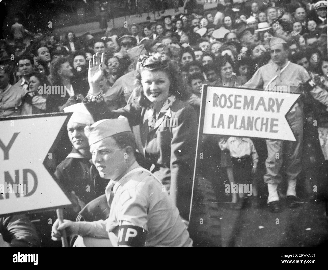 Parade in Boston mit Hilfe von Kriegsanleihen: Rosemary La Planche winkt aus einem der Fahrzeuge der Parade. Seltenes Foto: Aus einer Sammlung eines unbekannten britischen Soldaten über die No. 1 Composite Demonstration, AA Battery, Tour durch die USA, vom 11. Juli 1943. Dies ist eines von mehr als hundert Bildern in der Sammlung, die im Durchschnitt etwa 4 x 3 Zoll groß waren. Stockfoto