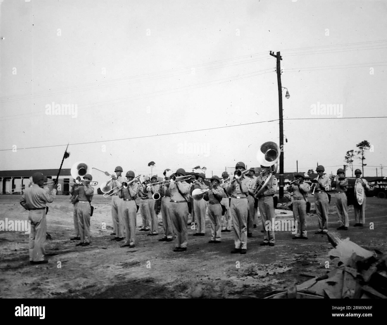Eine amerikanische Band spielt die Brigade in Kansas. Seltenes Foto: Aus einer Sammlung eines unbekannten britischen Soldaten über die No. 1 Composite Demonstration, AA Battery, Tour durch die USA, vom 11. Juli 1943. Dies ist eines von mehr als hundert Bildern in der Sammlung, die im Durchschnitt etwa 4 x 3 Zoll groß waren. Stockfoto