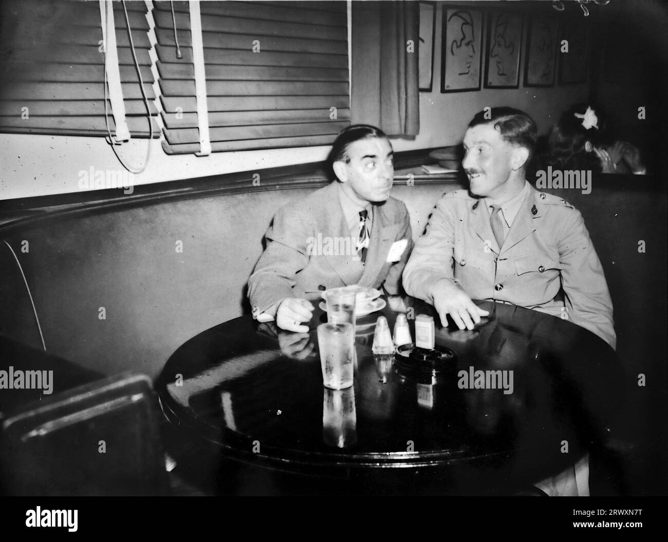 Eddie Cantor trinkt mit einem Offizier, Hollywood. Seltenes Foto: Aus einer Sammlung eines unbekannten britischen Soldaten über die No. 1 Composite Demonstration, AA Battery, Tour durch die USA, vom 11. Juli 1943. Dies ist eines von mehr als hundert Bildern in der Sammlung, die im Durchschnitt etwa 4 x 3 Zoll groß waren. Stockfoto