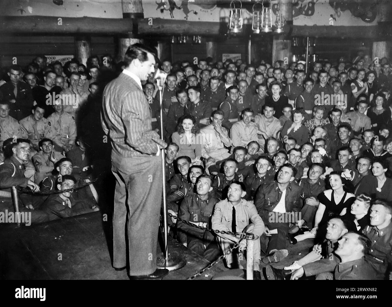 Cary Grant auf der Bühne, spricht an britische Truppen, Hollywood. Seltenes Foto: Aus einer Sammlung eines unbekannten britischen Soldaten über die No. 1 Composite Demonstration, AA Battery, Tour durch die USA, vom 11. Juli 1943. Dies ist eines von mehr als hundert Bildern in der Sammlung, die im Durchschnitt etwa 4 x 3 Zoll groß waren. Stockfoto