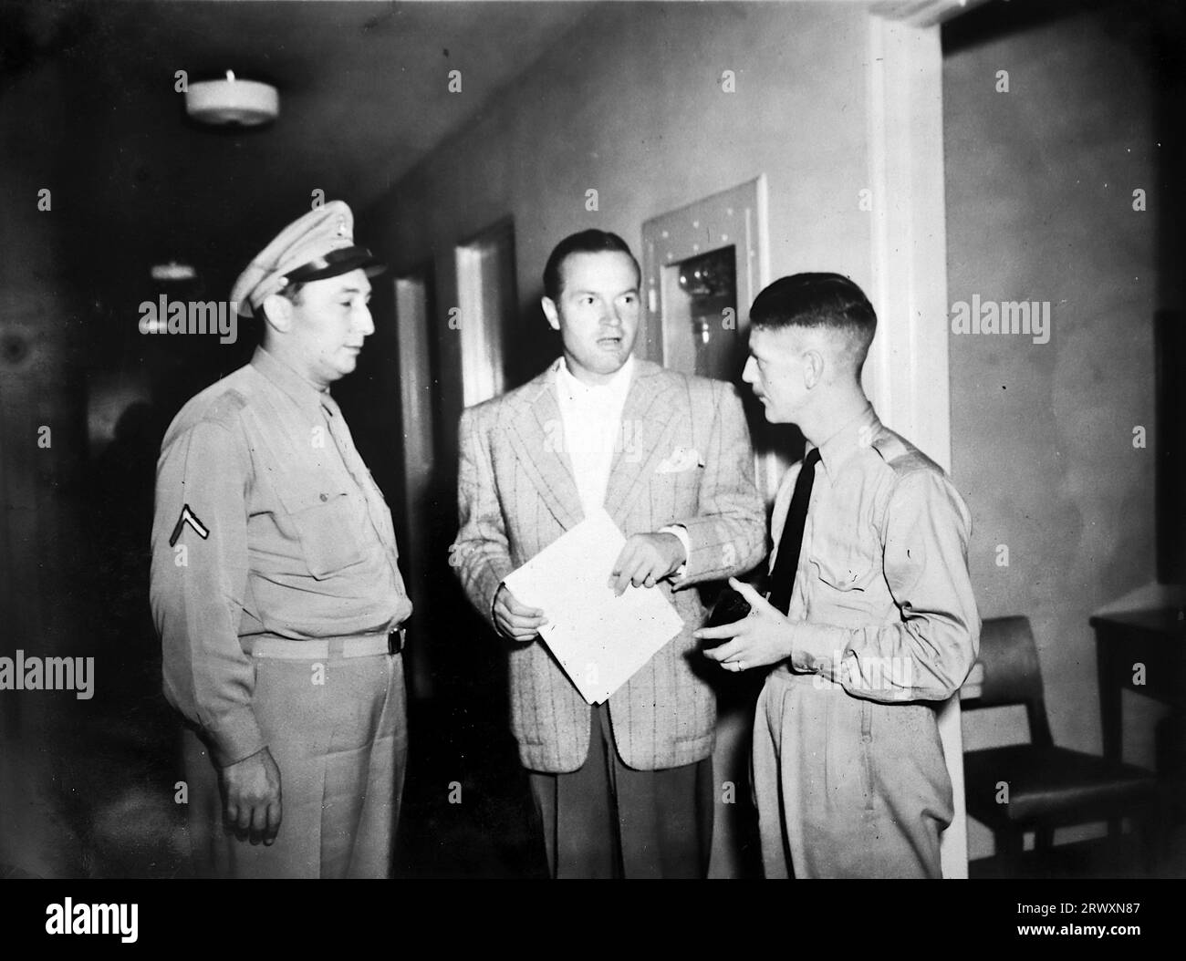 Bob Hope spricht mit ein paar Soldaten, Hollywood. Seltenes Foto: Aus einer Sammlung eines unbekannten britischen Soldaten über die No. 1 Composite Demonstration, AA Battery, Tour durch die USA, vom 11. Juli 1943. Dies ist eines von mehr als hundert Bildern in der Sammlung, die im Durchschnitt etwa 4 x 3 Zoll groß waren. Stockfoto