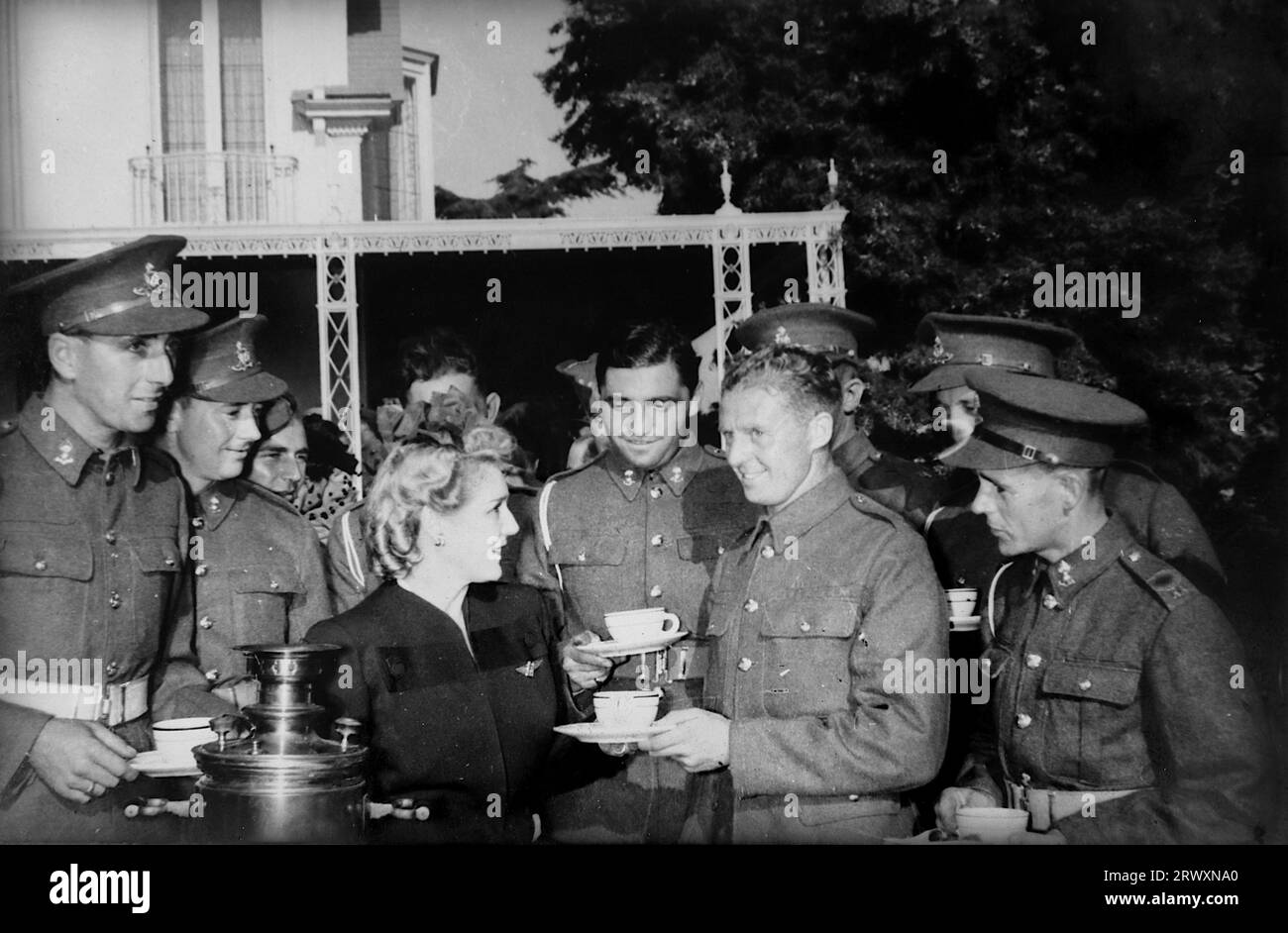 Mary Pickford verteilt in ihrem Haus in Hollywood Teetassen. Seltenes Foto: Aus einer Sammlung eines unbekannten britischen Soldaten über die No. 1 Composite Demonstration, AA Battery, Tour durch die USA, vom 11. Juli 1943. Dies ist eines von mehr als hundert Bildern in der Sammlung, die im Durchschnitt etwa 4 x 3 Zoll groß waren. Stockfoto